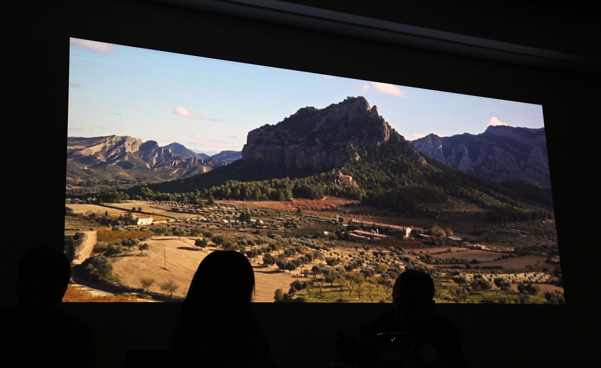 Un dels vídeos de promoció on es veu la muntanya de Santa Bàrbara d'Horta de Sant Joan.