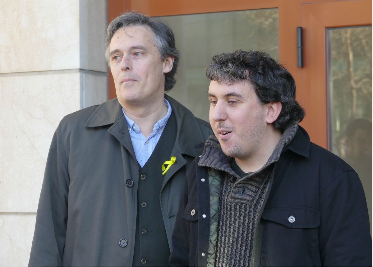  El jove investigat per replicar la web i el seu advocat, Lluís Gibet a la sortida dels jutjats el passat 30 de gener 