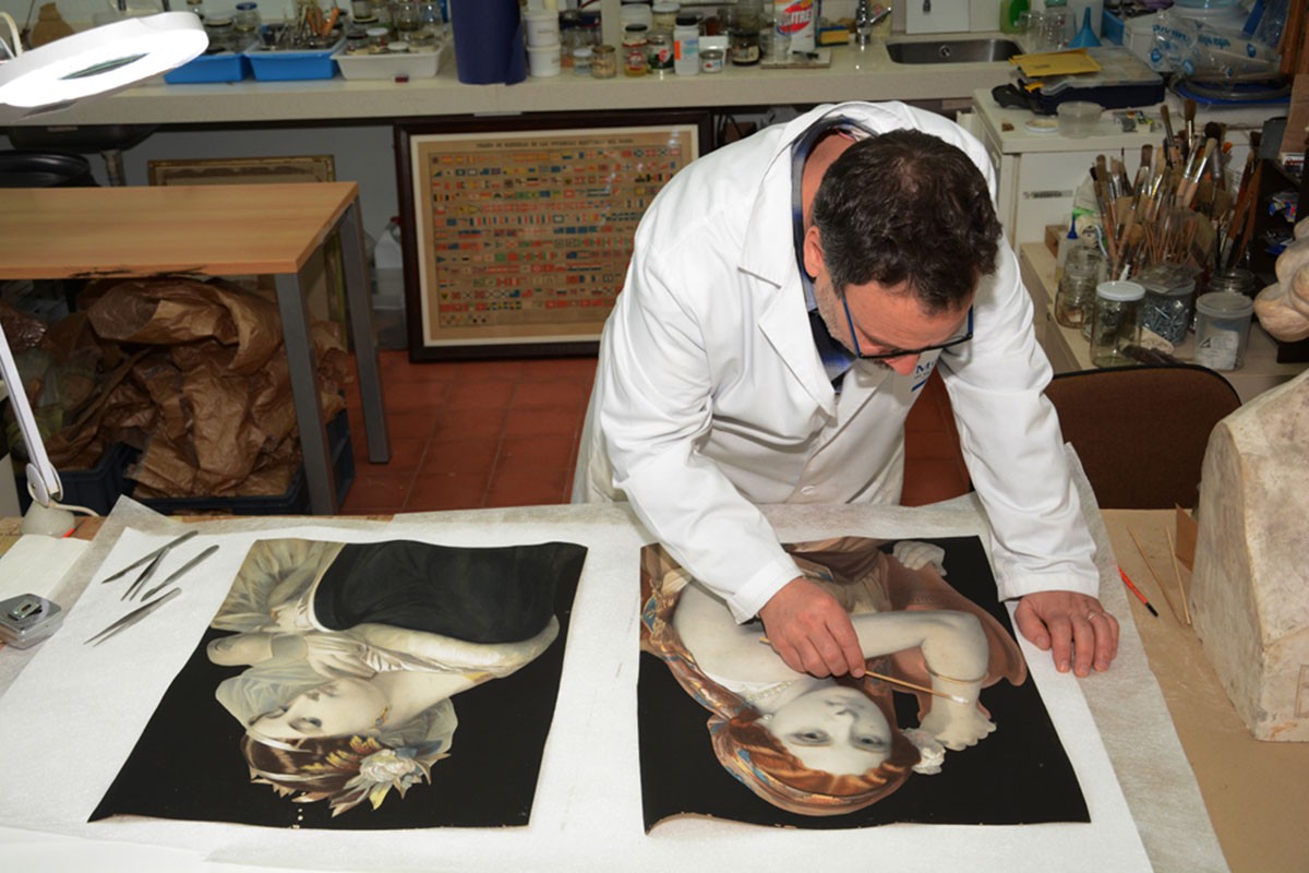 Imatge de la restauració de les pintures, a càrrec de Pep Pascual, tècnic de Museus de Sitges