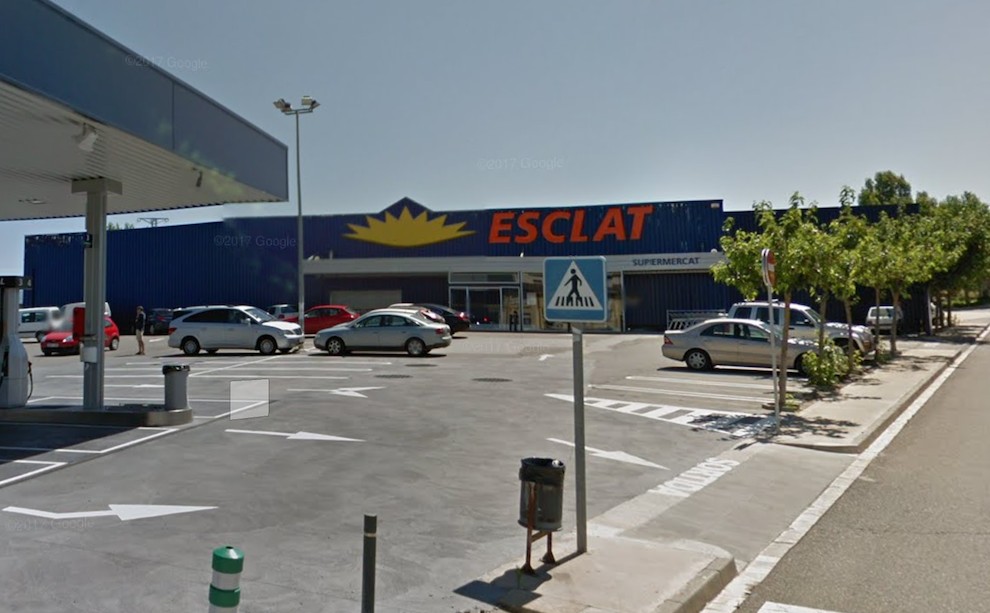 Imatge actual del supermercat, amb la zona d’aparcament i la benzinera