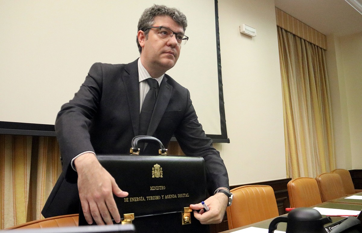 El ministre d'Energia, Álvaro Nadal, entrant a la comissió del Congrés-