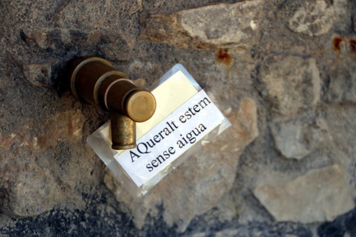 El Santuari de Queralt no disposa d'un servei regular i estable d'aigua potable, depèn del règim de pluges