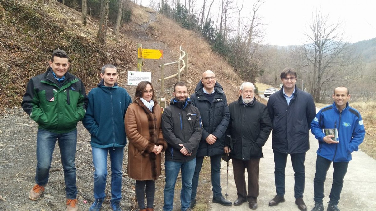 Foto de família amb totes les parts implicades que han fet possible la creació d'aquest tram de la Ruta del Ter entre Camprodon i Sant Pau de Segúries