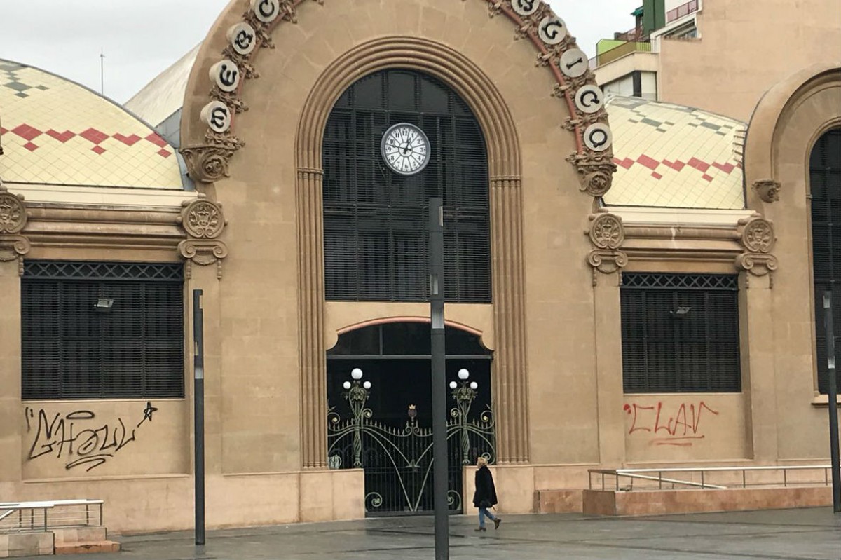 La façana d'una de les entrades al Mercat Central ha aparegut plena de pintades 