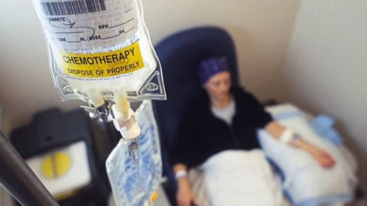 Una pacient rebent quimioteràpia