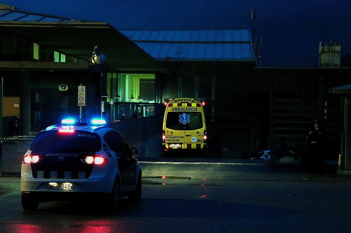 Una ambulància a les portes de Brians 2.