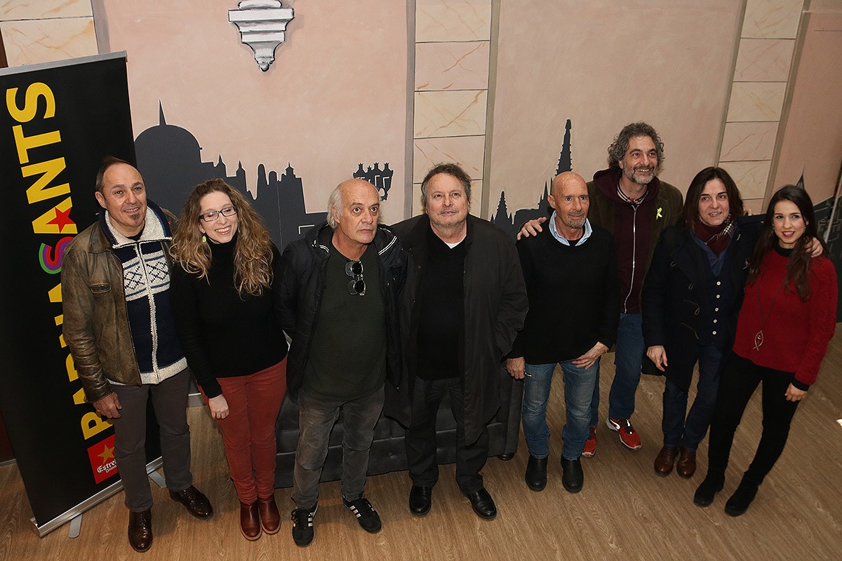 Foto de família del concert en homenatge a Ramon Muntaner, al centre de la imatge