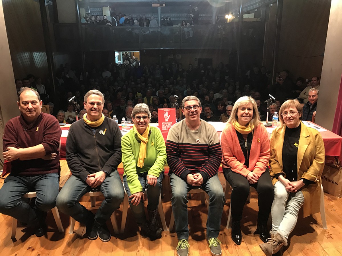 Anna Puigdemont, Betona Comín, Esther Cuixart i Francesc Riera amb l'alcalde Pere Garriga i el tinent d'alcalde Jaume Salmeron
