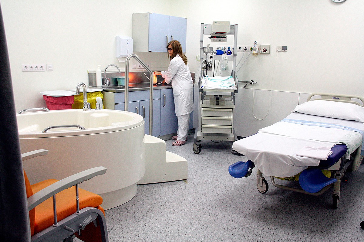 Imatge panoràmica de la sala de parts de l'Hospital d'Olot.