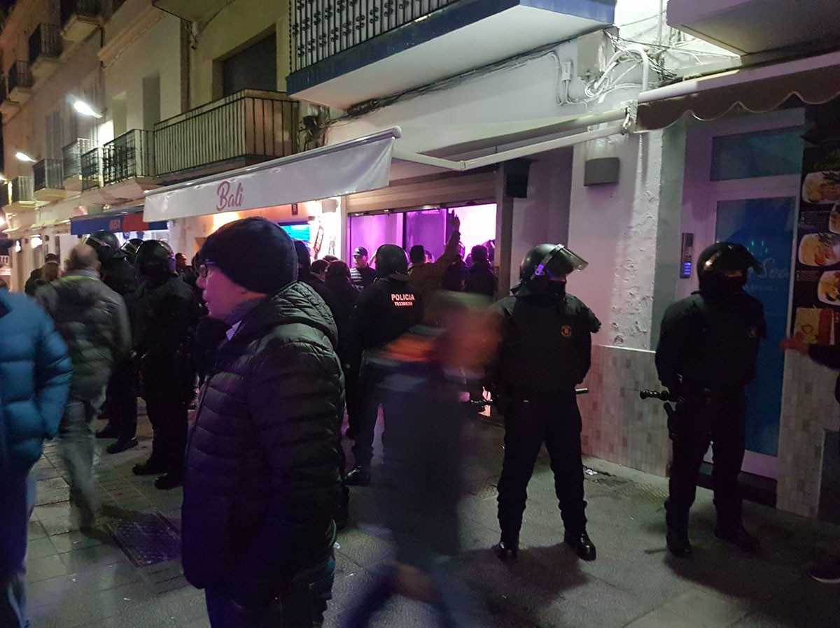 Imatge de l'operatiu policial al carrer Primer de Maig