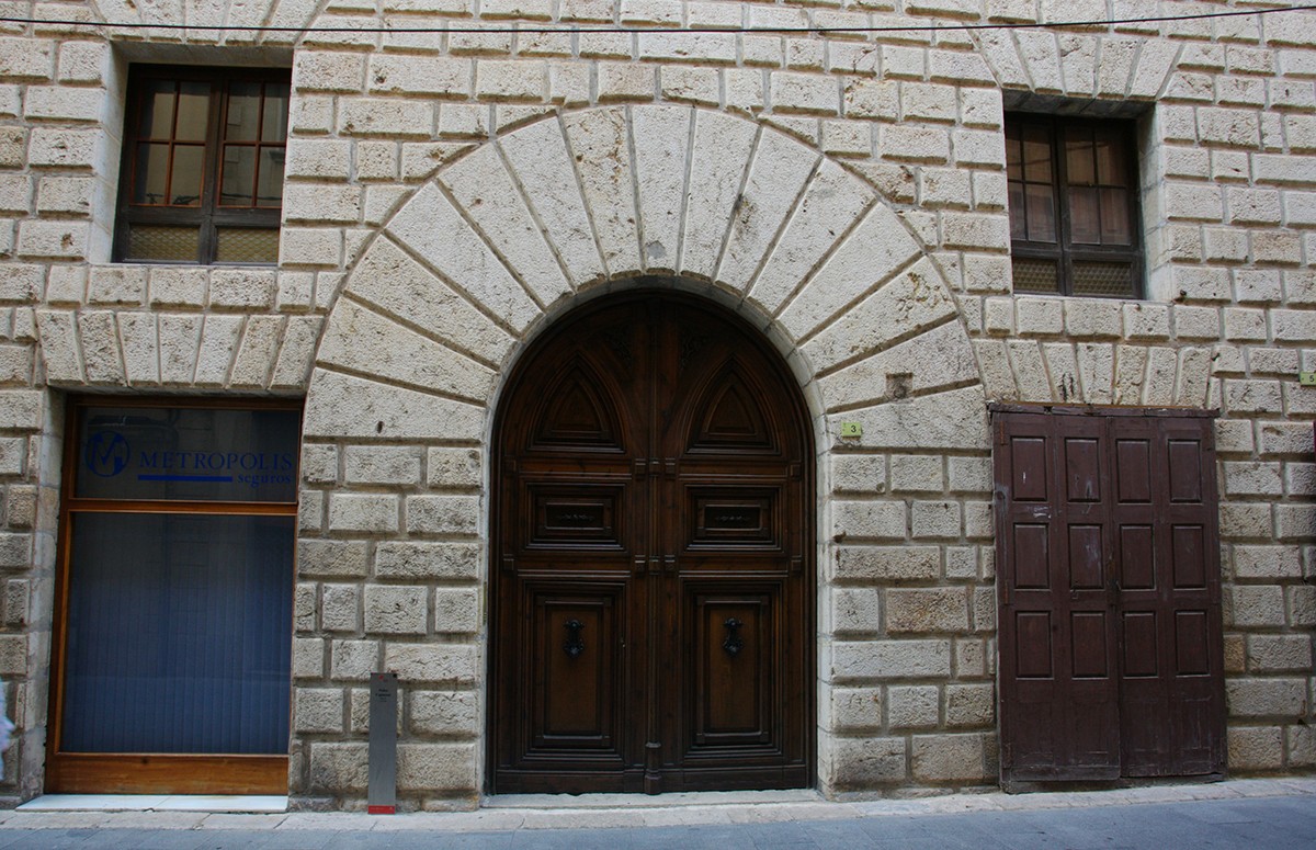 Façana del Palau Capmany, al carrer de la Rosa de Tortosa. 
