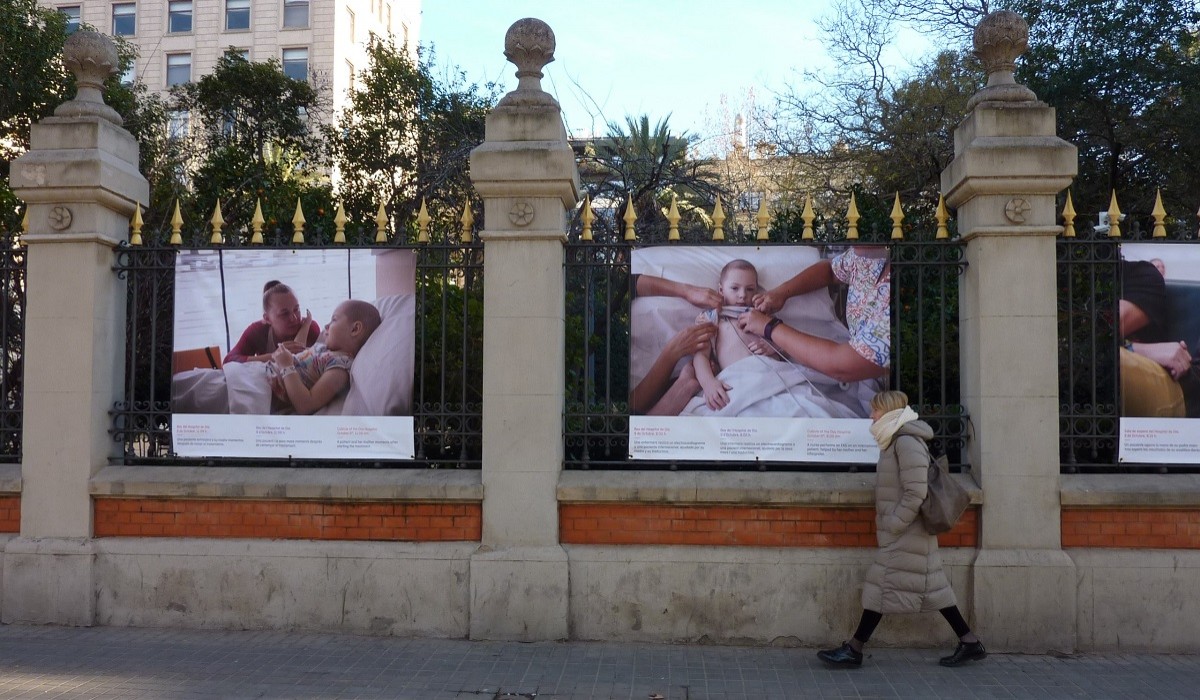 Exposició «L'Hospital dels Valents» al jardí del Palau Robert de Barcelona.