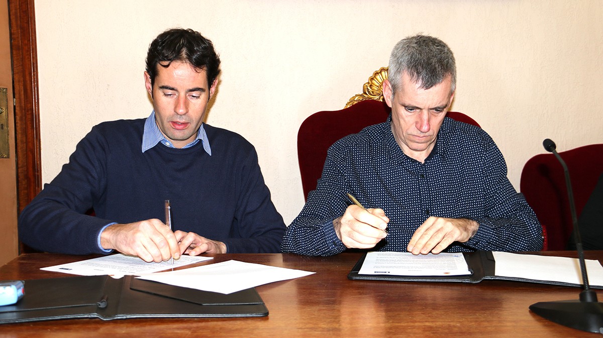 Pla mig de Quim Vicenç, gerent de Sorea a les Terres de l'Ebre, i l'alcalde d'Amposta, Adam Tomàs, signant el conveni de l'ajut per fer front a la pobresa energètica.