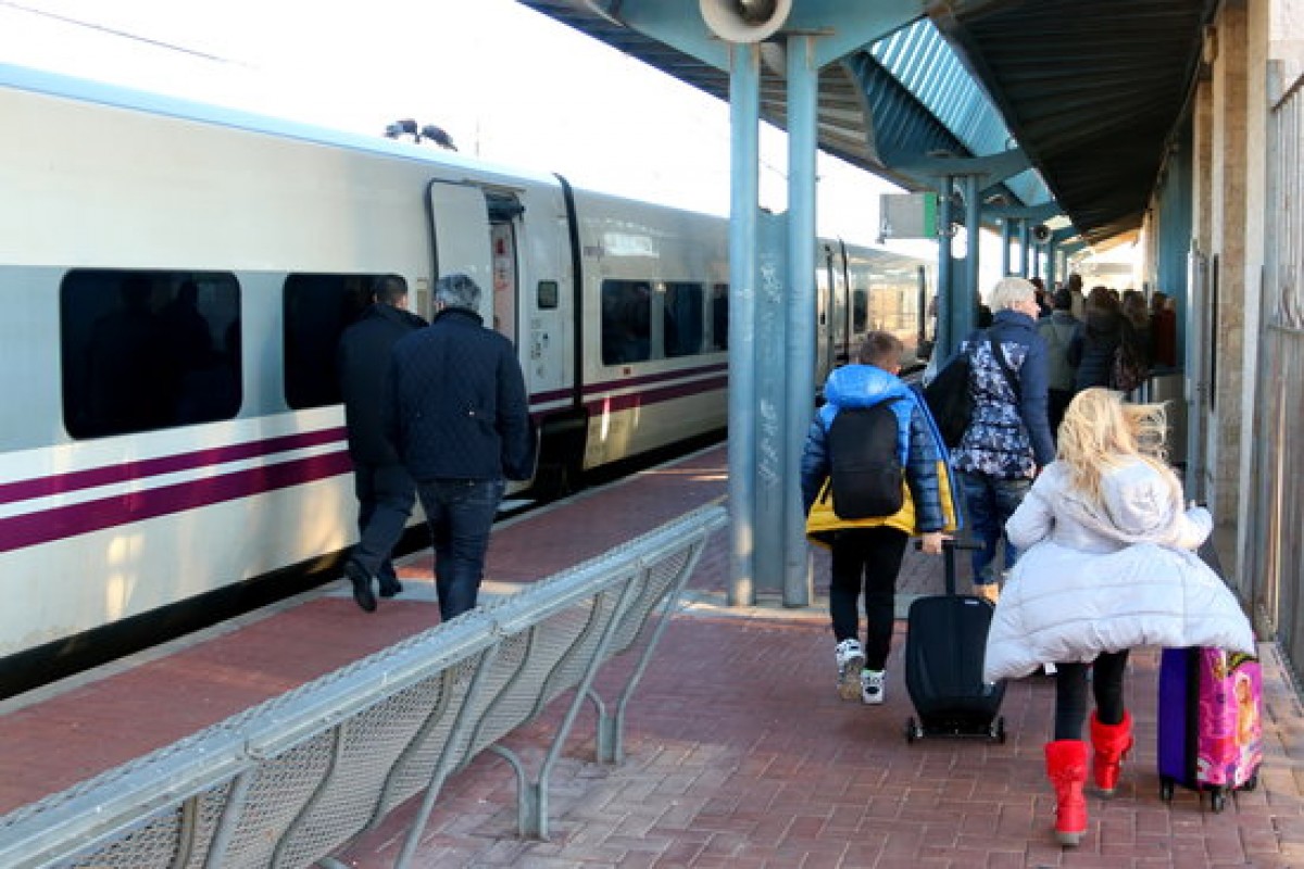 Una imatge d'un tren Euromed quan hi havia parada a l'estació de l'Aldea 