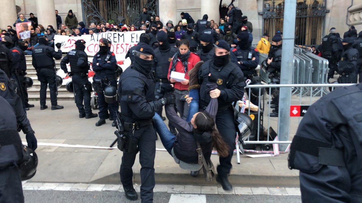 Els mossos, desallotjant les persones que bloquejaven el TSJC.