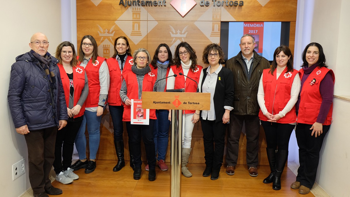 Membres de Creu Roja Tortosa amb la regidora Maria Jesús Viña.