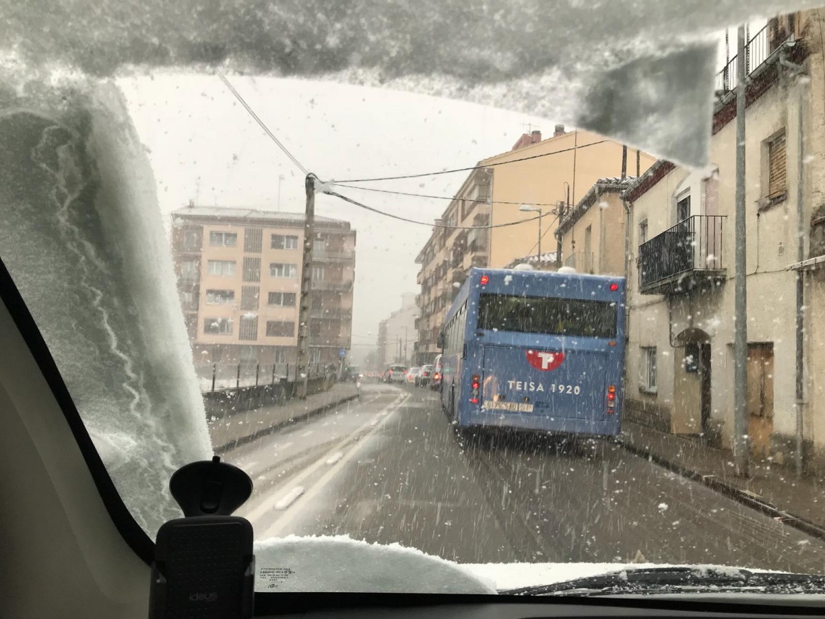 Un dels darrers autobusos de la TEISA que va circular ahir, abans de la gran nevada que es manté a la Garrotxa.