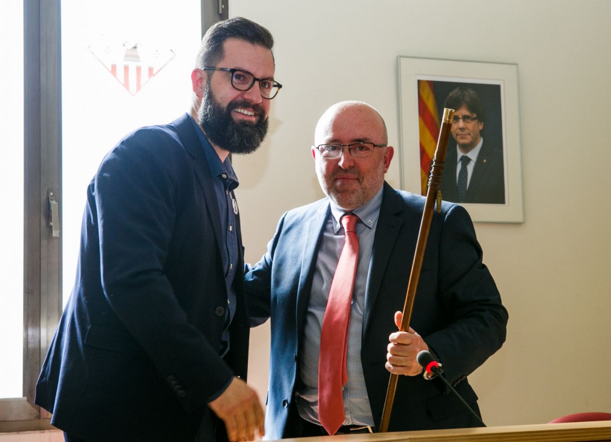 Albert Gil passa el bastó d'alcalde a Carles Fernández