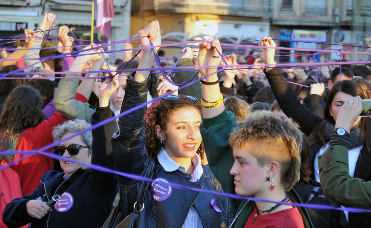 L'acció simbòlica de teixir una xarxa de complicitats, a la plaça de Barcelona de Tortosa.
