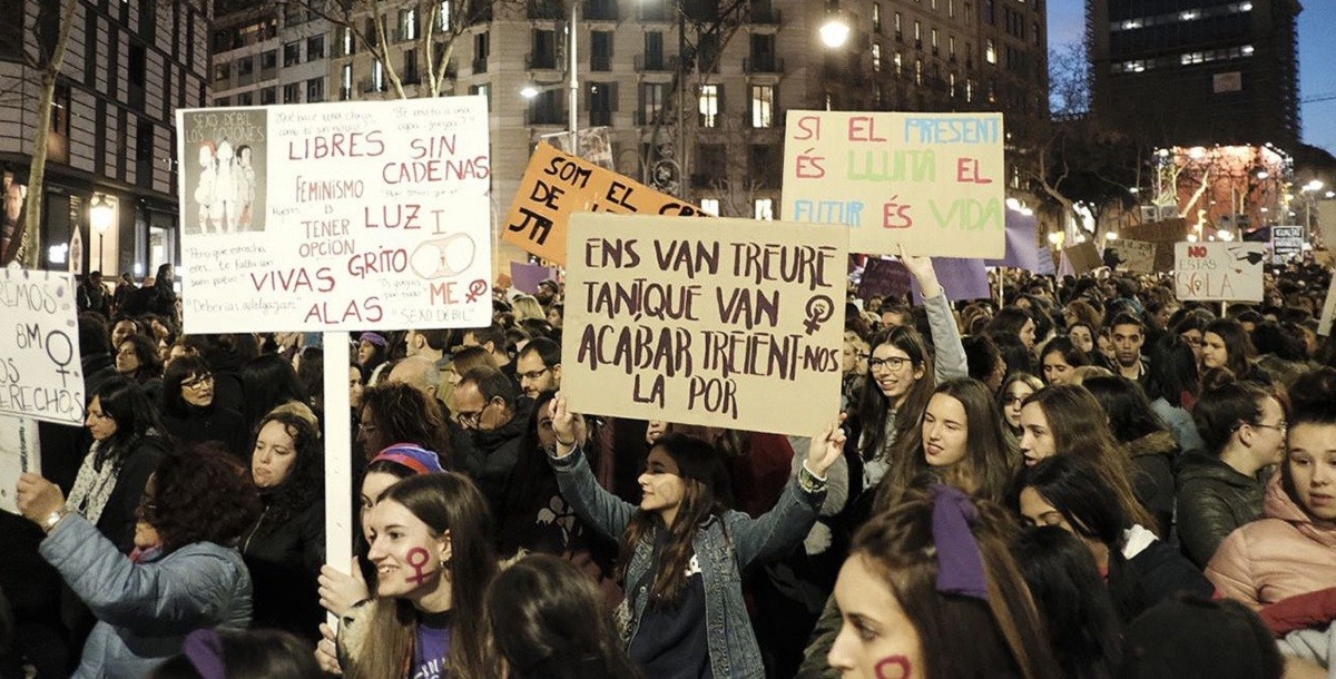 La manifestació feminista al passeig de Gràcia de Barcelona