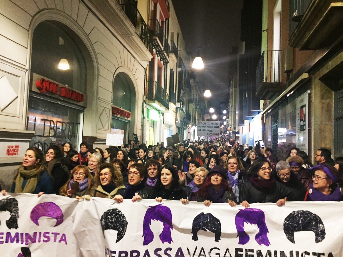 La manifestació feminista baixant pel carrer de Sant Pere de Terrassa. 