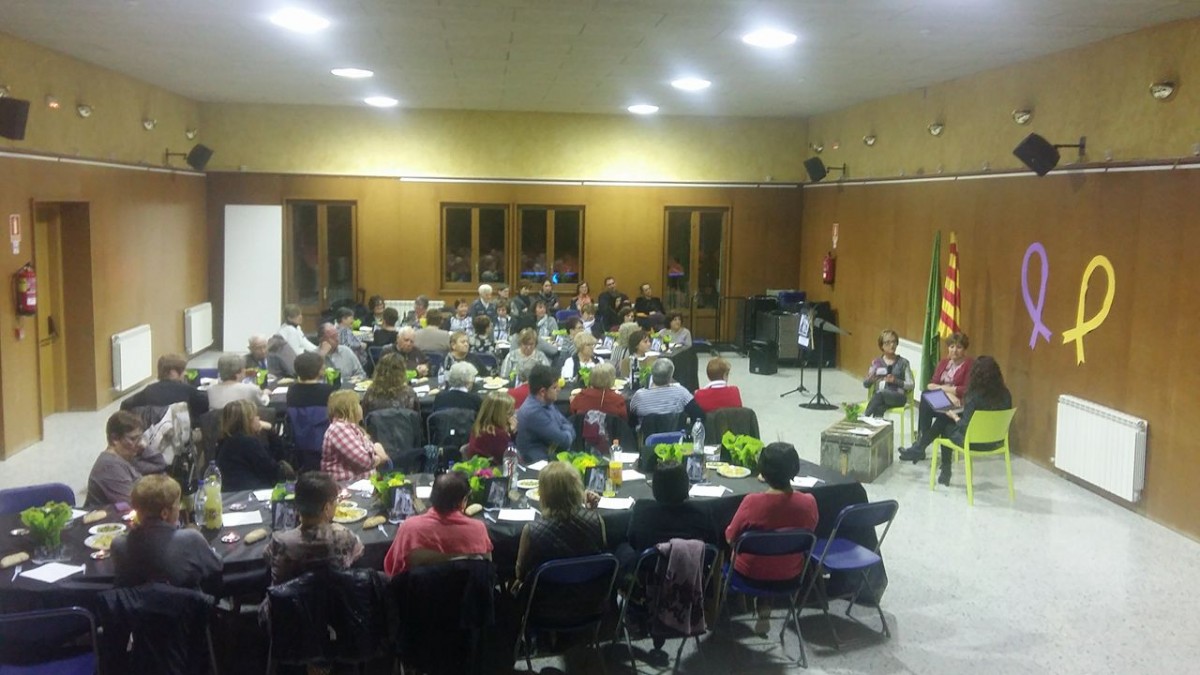 Una seixantena de persones -la majoria de dones- han participat al sopar del centre cívic per commemorar el dia de la dona treballadora