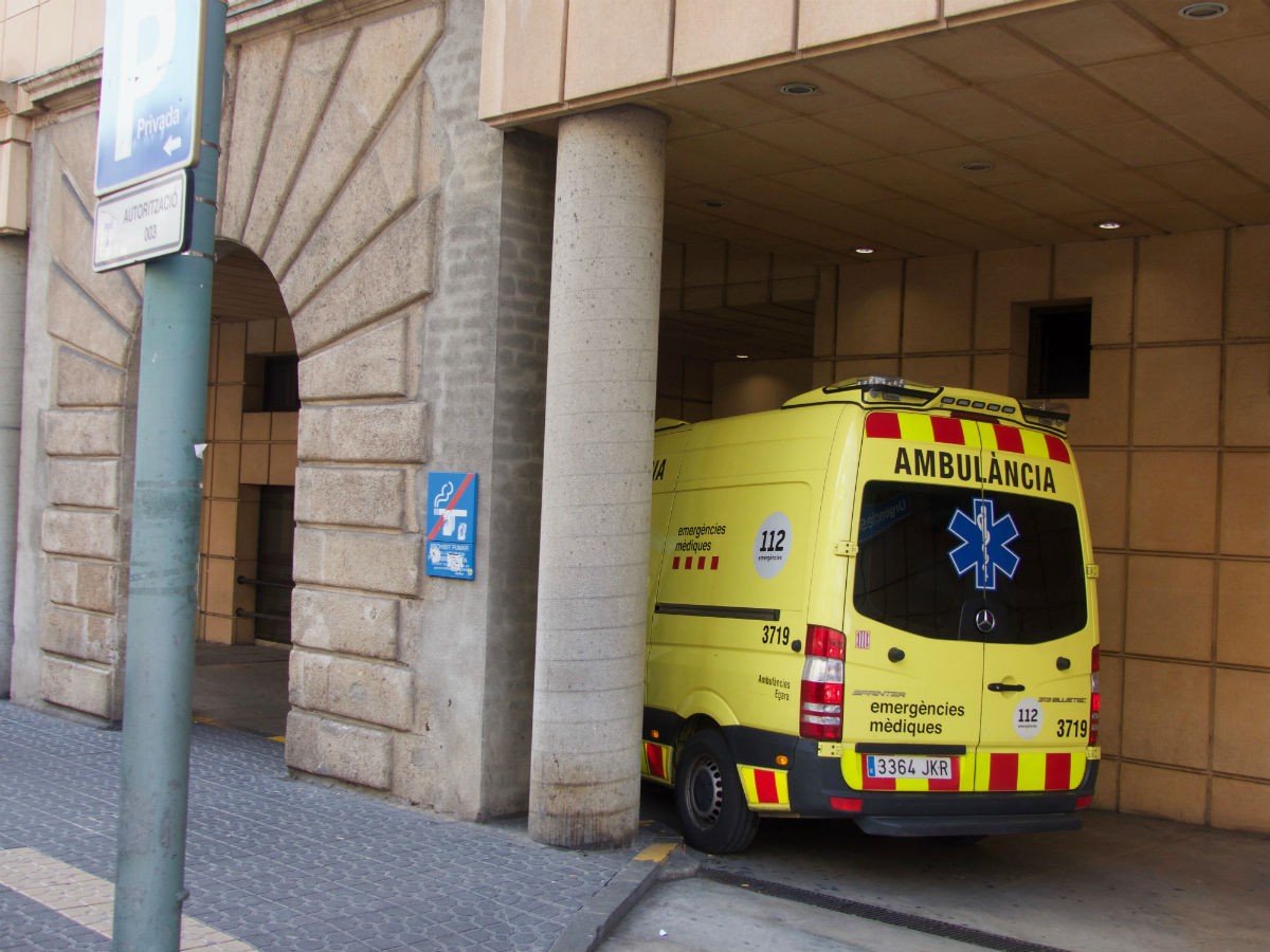 Una ambulància aturada a Urgències de l'Hospital Sant Pau i Santa Tecla de Tarragona, en una imatge d'arxiu 