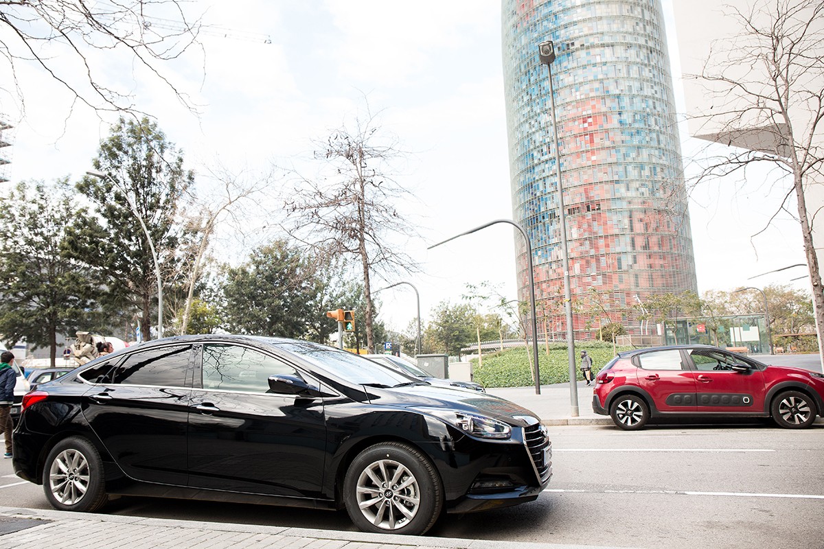 Un cotxe d'Uber davant la Torre Agbar