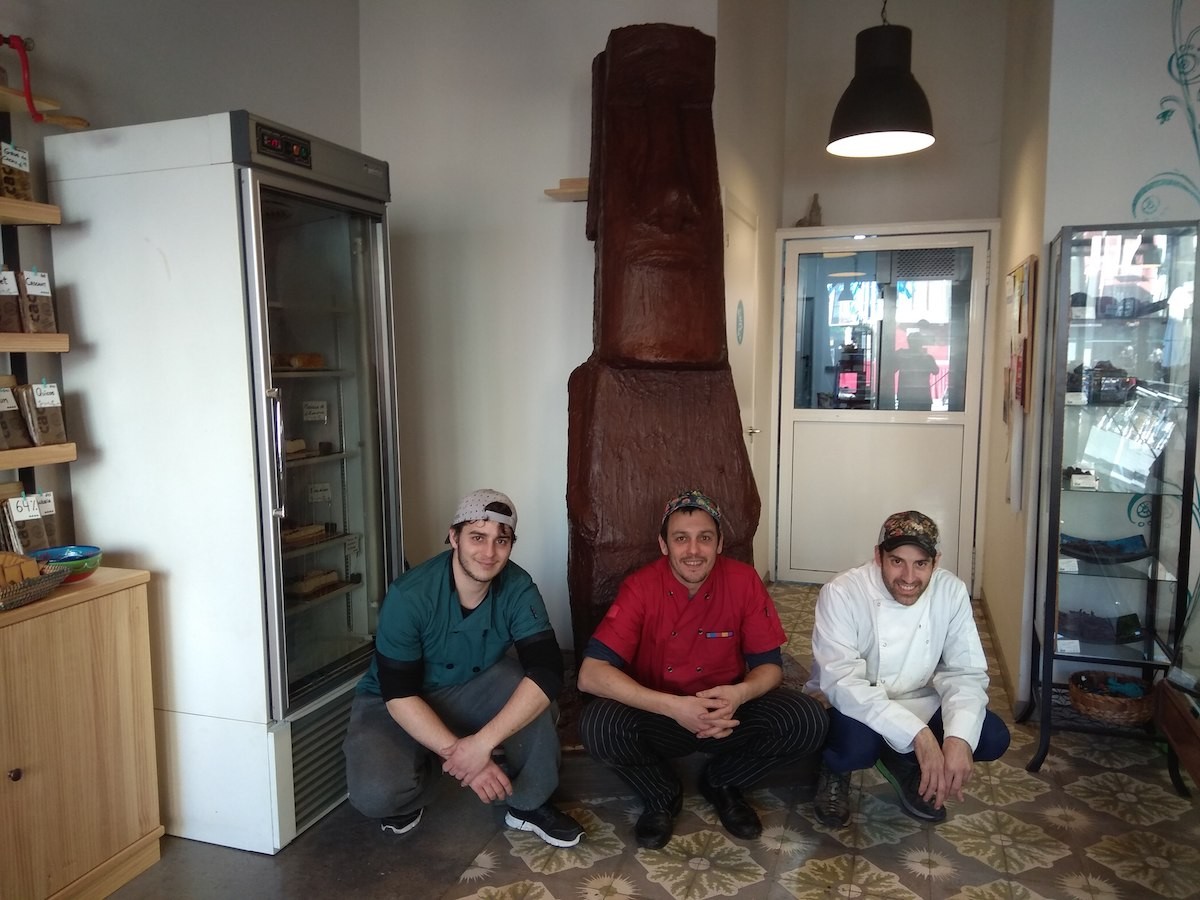 Lluís Riera i els seus col·laboradors davant del moai de xocolata de l'Illa de Pasqua que preparen per al 2 d'abril.