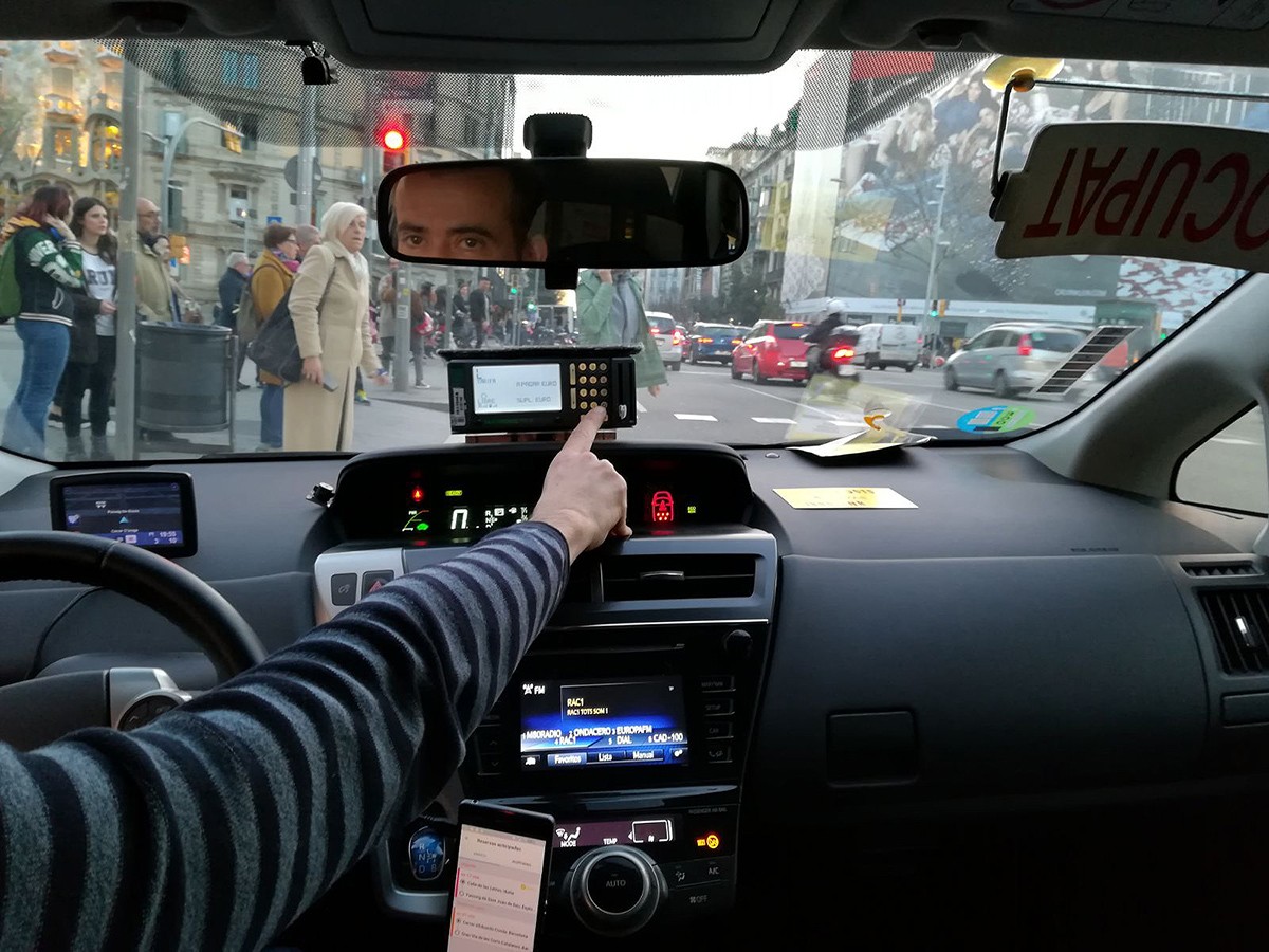 Un taxista tocant un taxímetre 