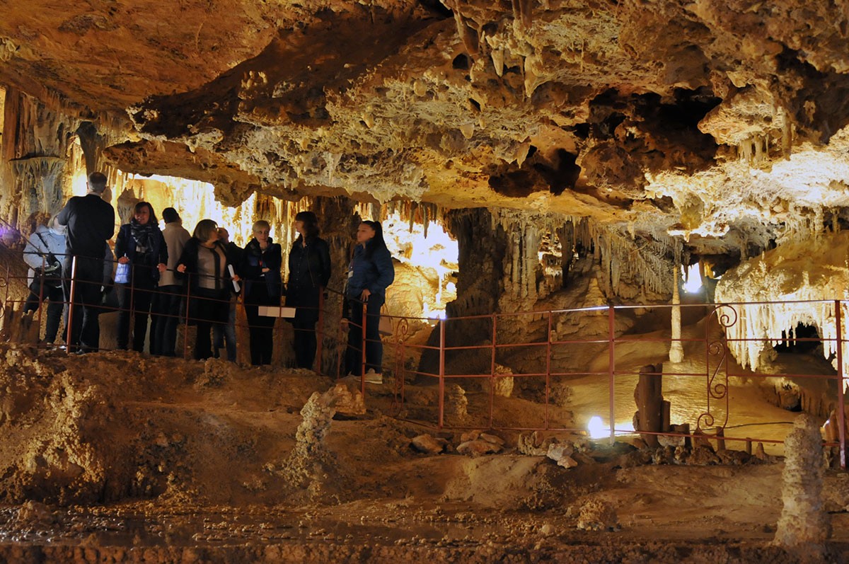 Visita a l'interior de la cova Meravelles.