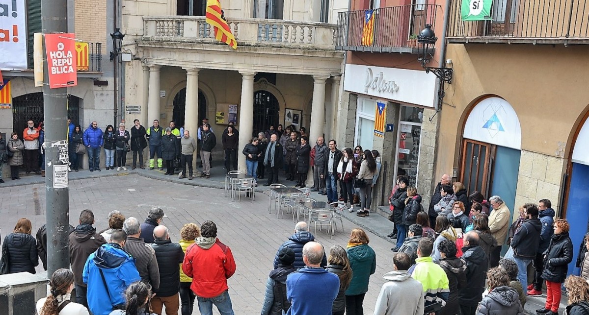 Concentració d'homenatge a Manela Quesada a la plaça de Sant Pere, aquest dilluns a la una.