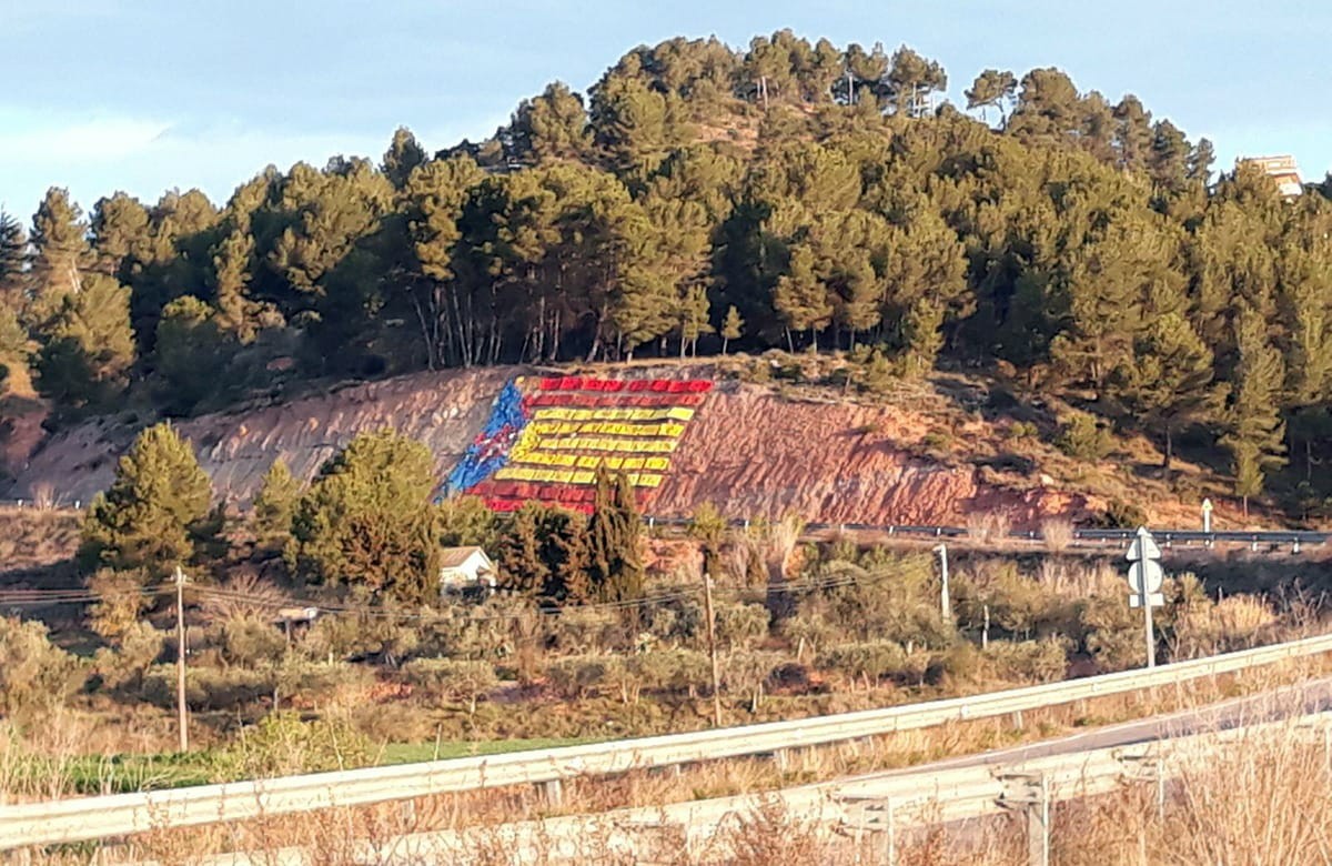 La macro estelada de Castellnou s'ha llevat aquest matí convertida en bandera espanyola