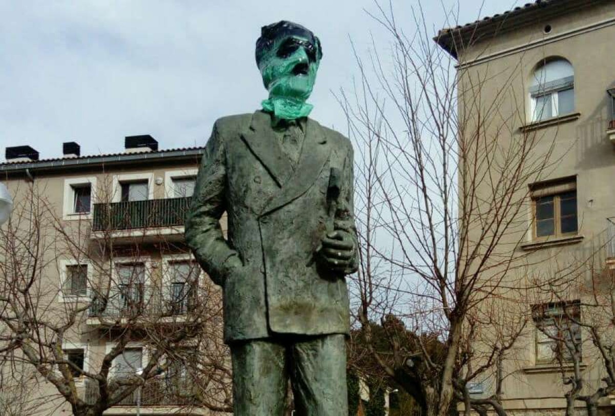 L'estàtua de Lluís Companys de Castellbell 'maquillada' al més pur estil franquista