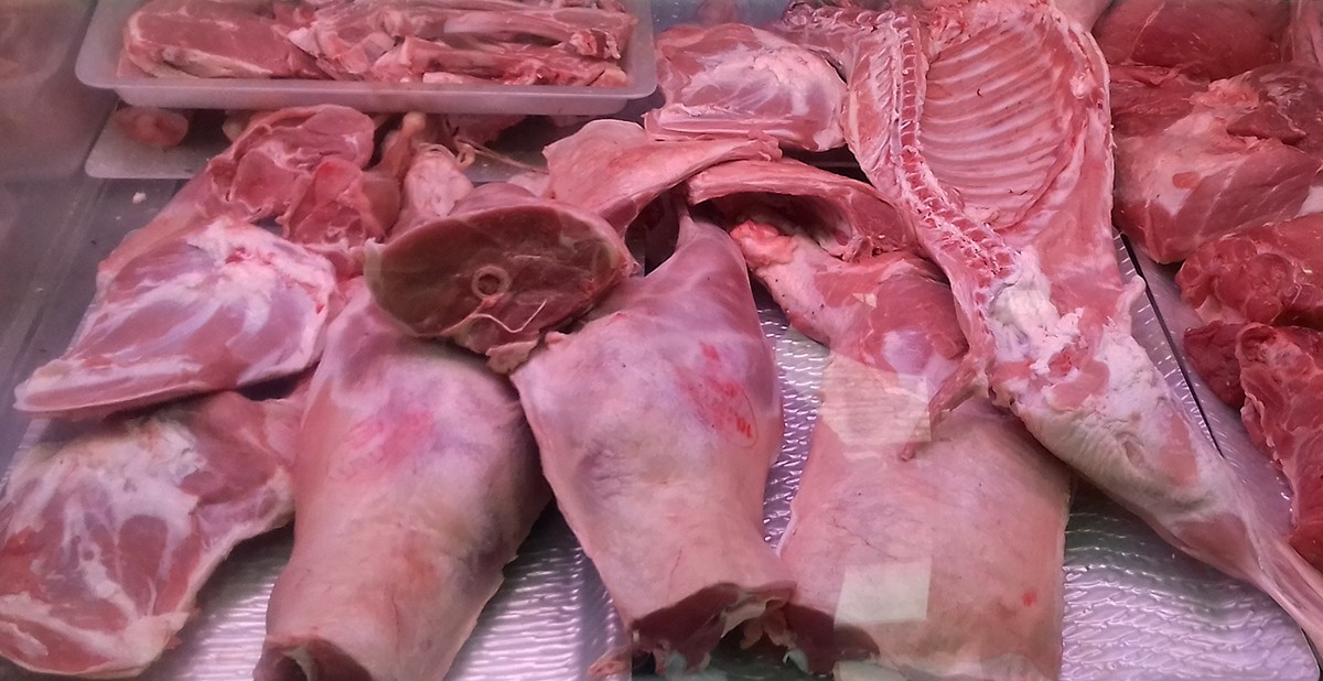 Carn de corder a la venda en una carnisseria