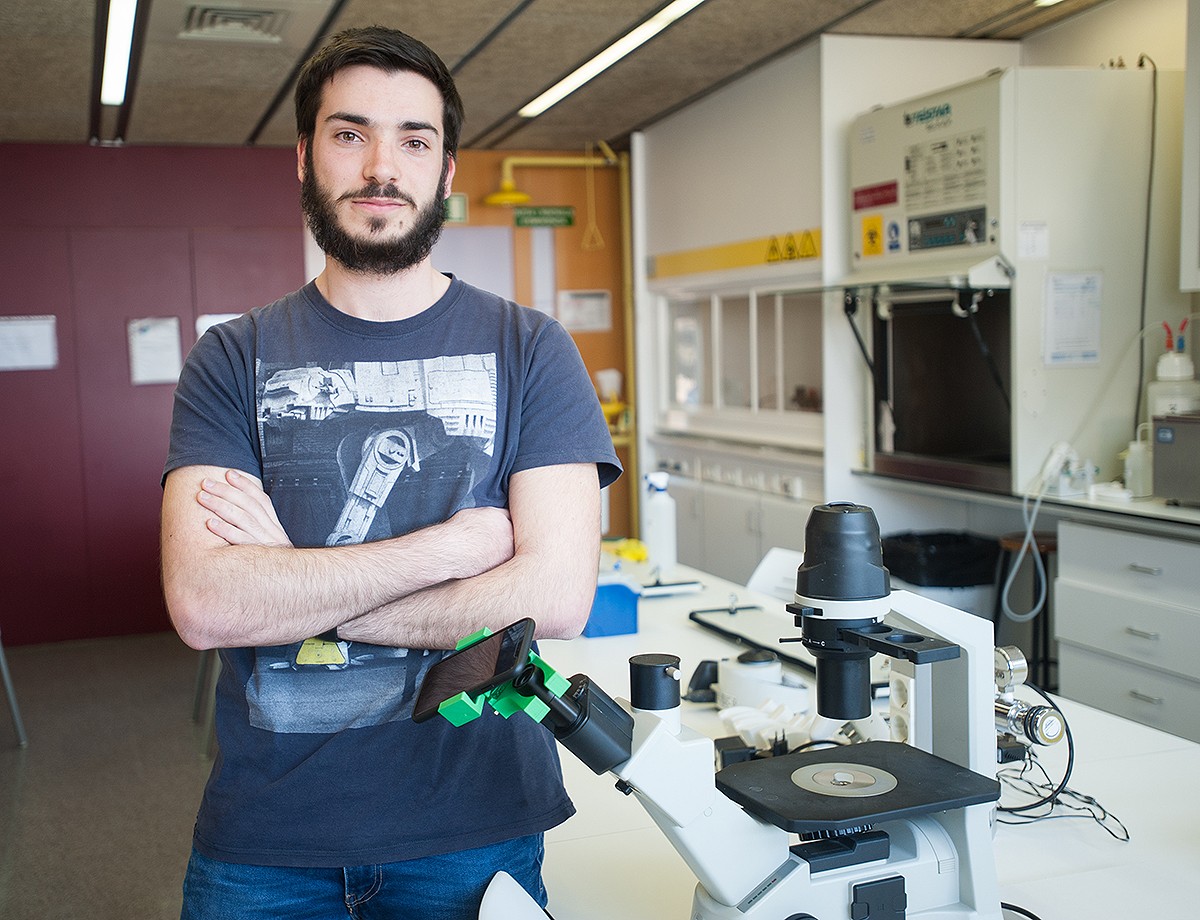 Ramon Angosto, amb la pinça que ha dissenyat, en un laboratori de la Facultat de Ciències i Tecnologia