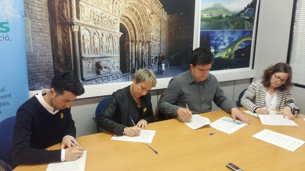 El moment de la signatura del conveni de col·laboració entre els ajuntaments de Sant Vicenç de Torelló, de Sant Quirze de Besora i el Consell Comarcal del Ripollès