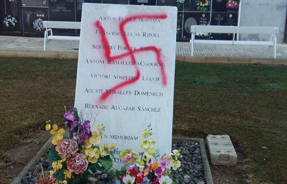 Memorial en reconeixement a les víctimes que van morir als camps d'extermini, ubicat al cementiri municipal de Vinaròs, amb una pintada nazi.