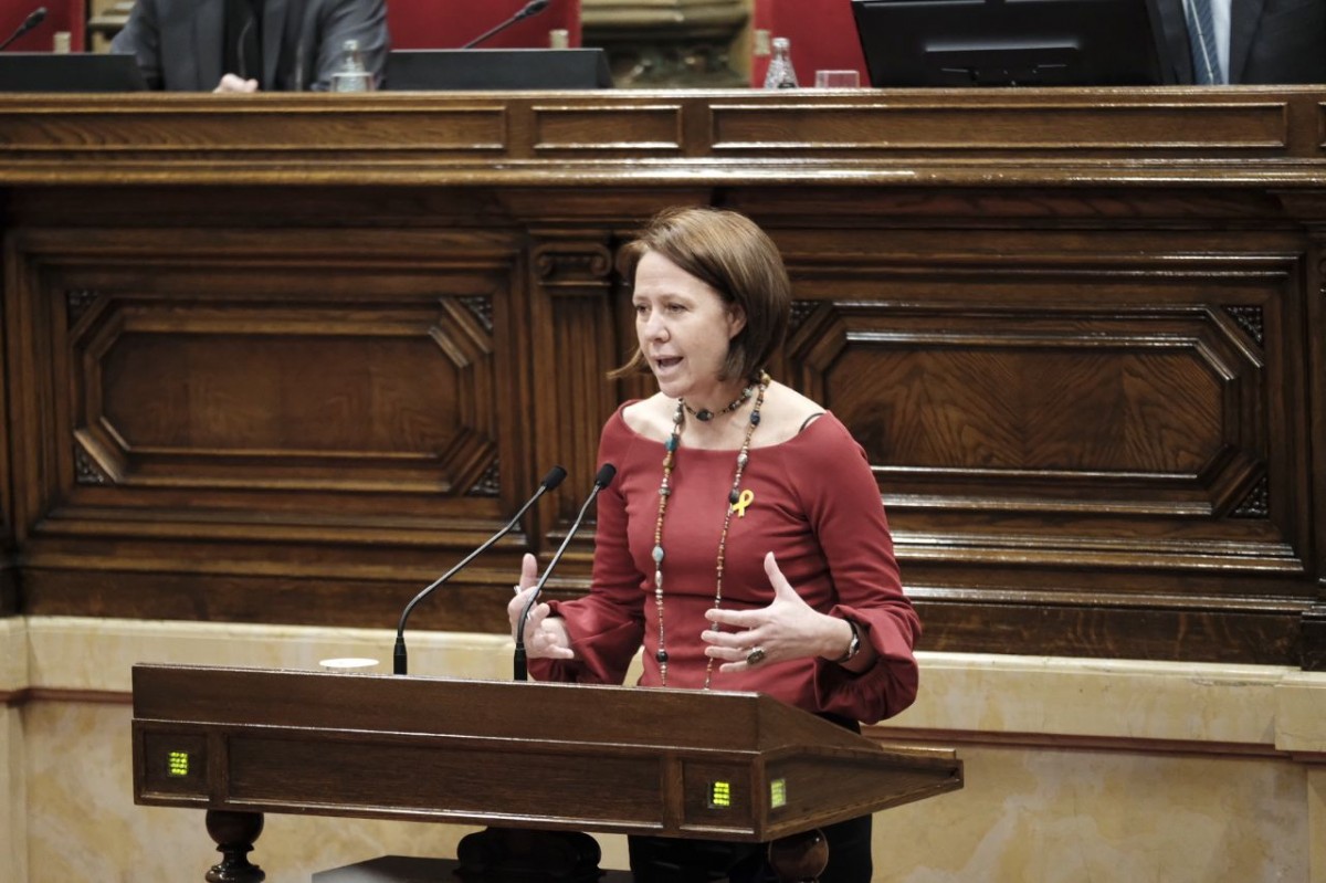 Marta Madrenas, diputada de JxCat i batllesa de Girona, intervé des del faristol del Parlament.
