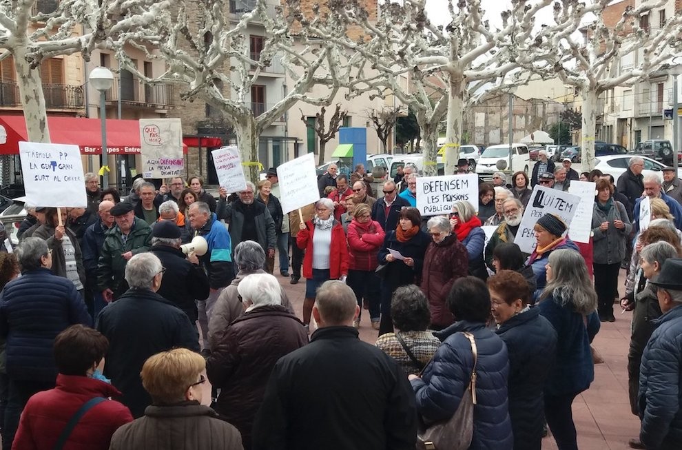 La plaça Capdevila de Tremp va acollir la concentració pensionista
