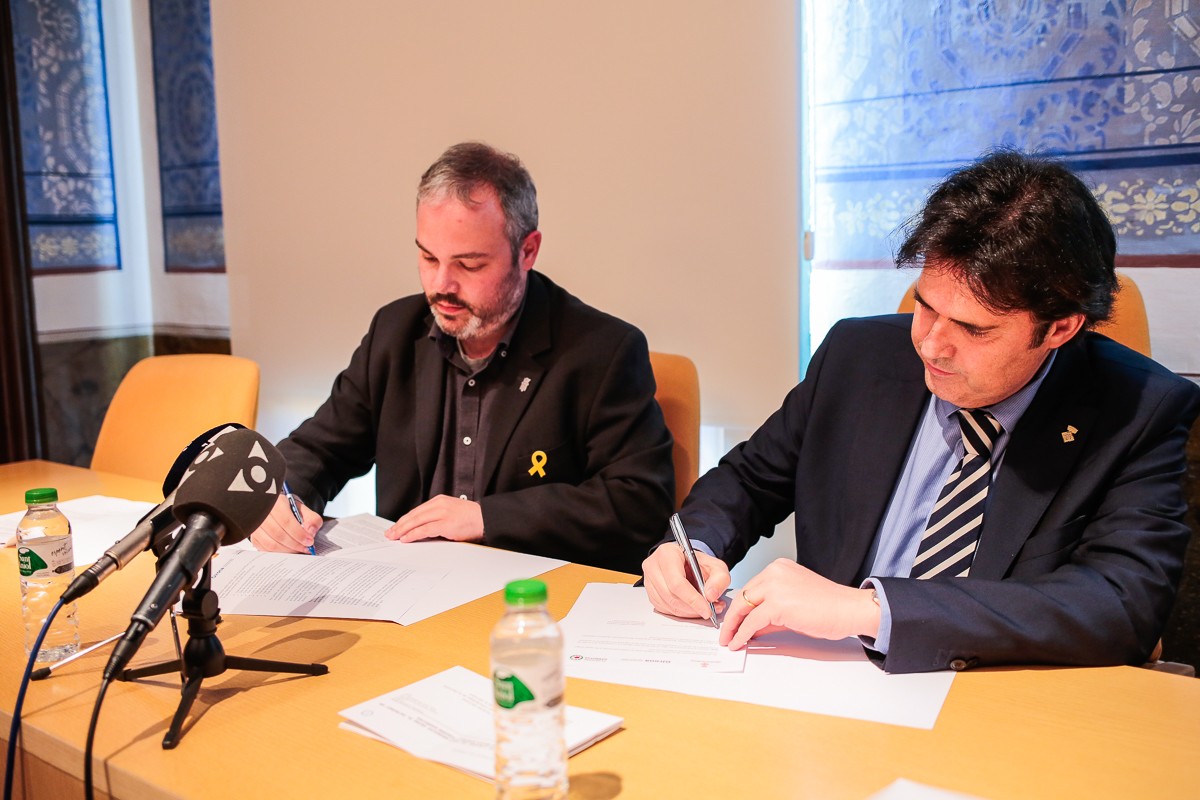 Eduard Llorà i Pere Vila en el moment de la signatura del conveni entre Turisme Garrotxa i el Patronat de Turisme Costa Brava Girona.