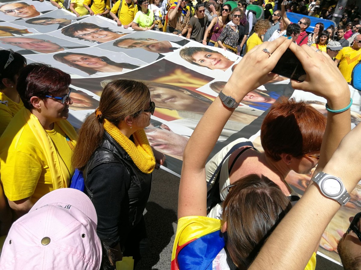 Manifestants de Sant Celoni amb la pancarta que reclama la llibertat dels presos polítics