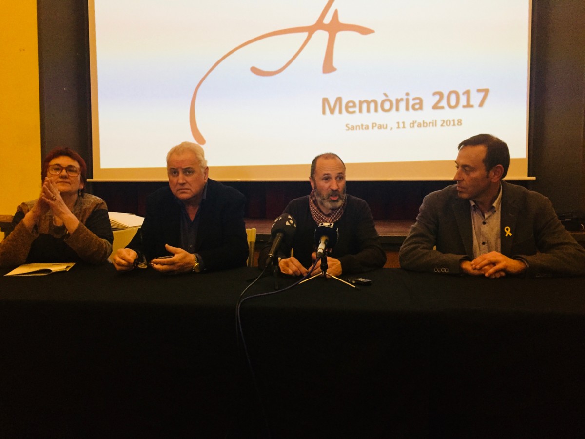 Teia Fàbrega, Josep M. Corominas, Josep Companys i Pep Berga durant la presentació a Santa Pau.