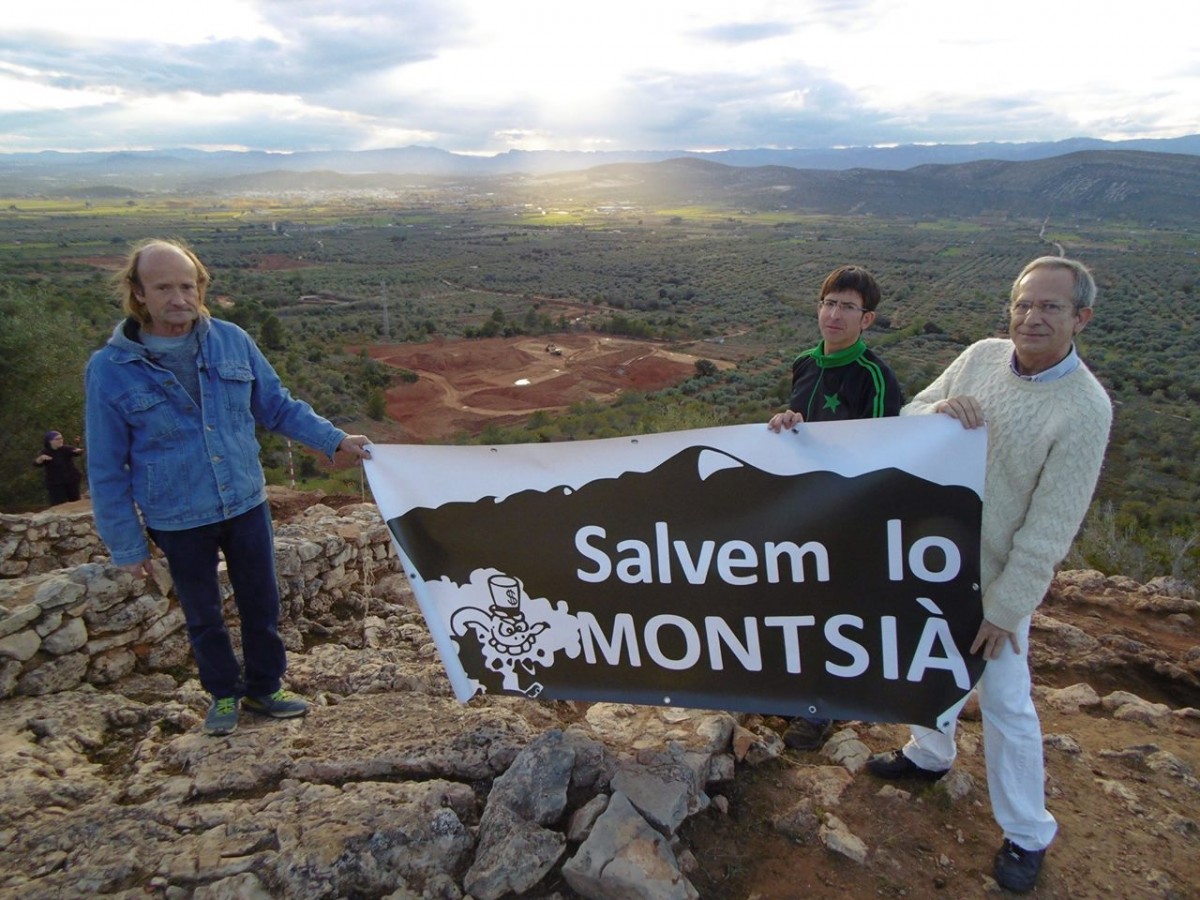 Salvem lo Montsià denuncia la despossessió i extracció constant de terra fèrtil, l’espoli d’oliveres per part de Cemex