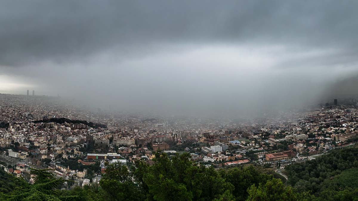 Pluja sobre Barcelona, en una imatge d'arxiu. 
