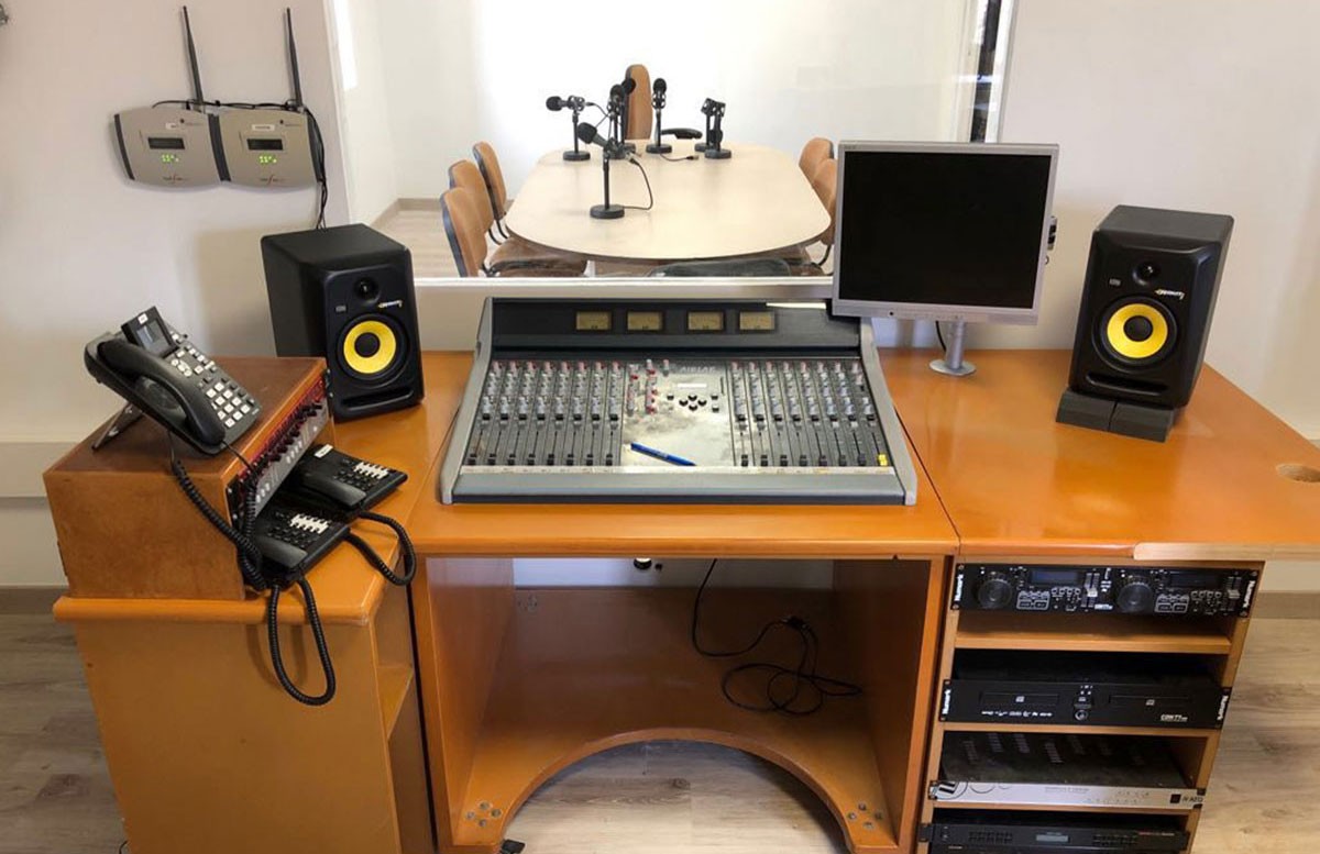 Imatge del nou estudi de Ràdio Maricel, a l'edifici de l'Ajuntament de Sitges