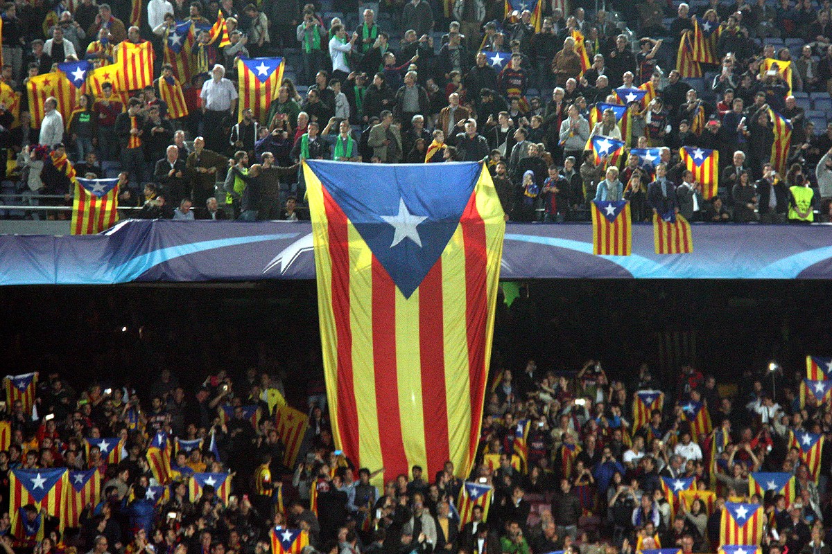 Imatge general d'una de les estelades de grans dimensions esteses durant la cantada de l'himne del Barça