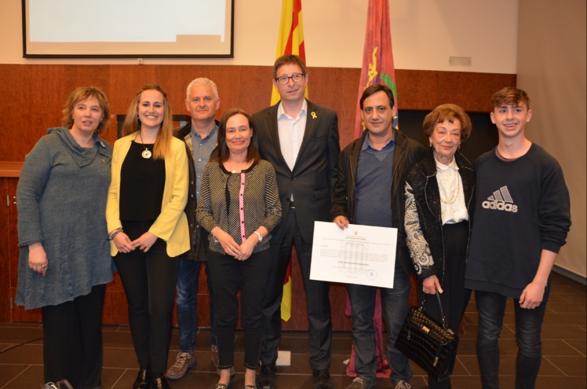 La família de l'alcalde afusellat amb el conseller Mundó i la regidora d'ERC Ermínia Altarriba.