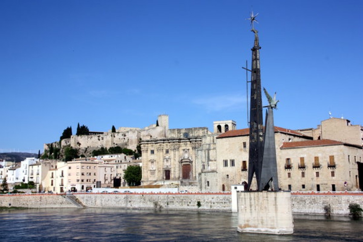 El monument franquista de Tortosa davant la façana de la Catedral