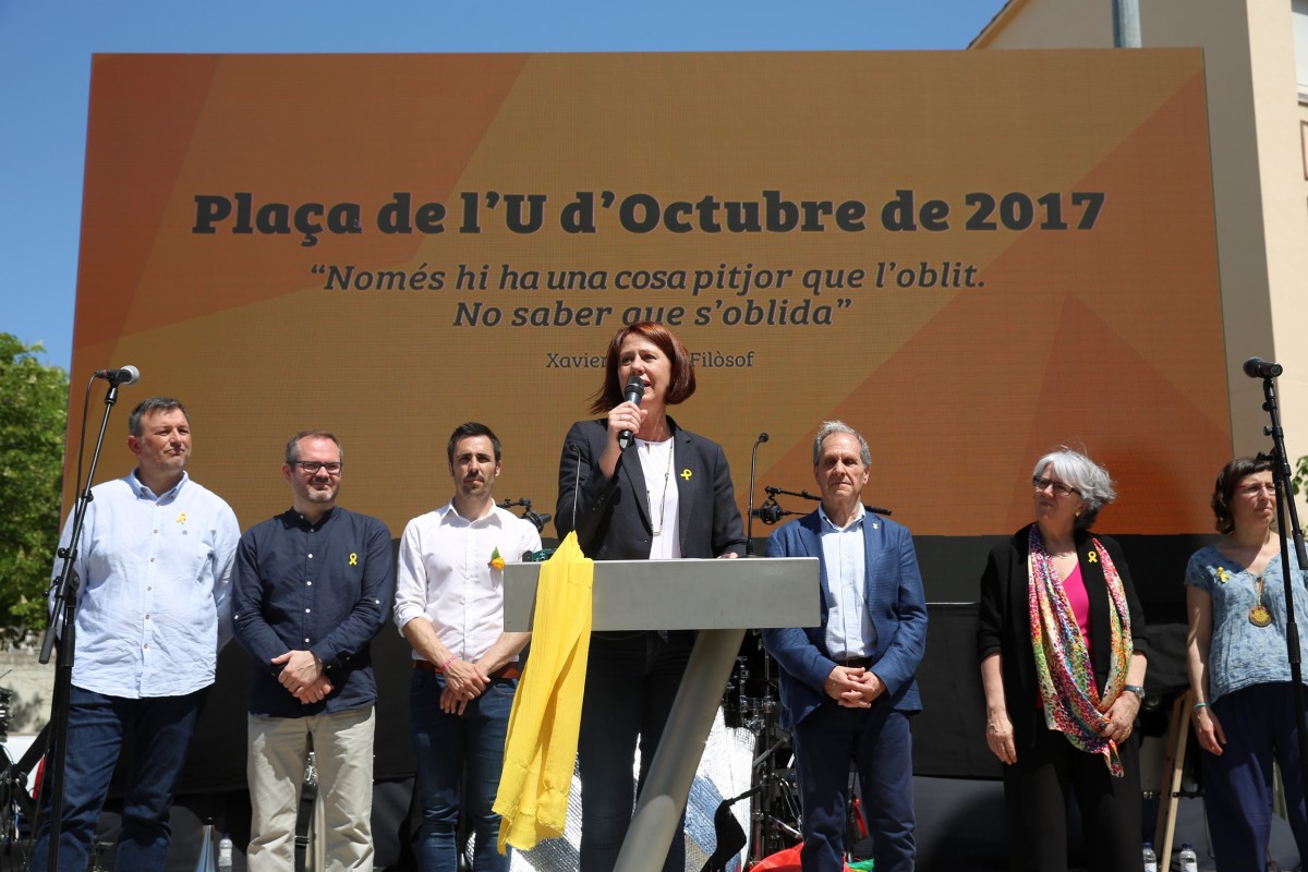 La batllesa de Girona, Marta Madrenas, ha llegit un manifest conjunt en el qual s’han destacat els valors de llibertat, democràcia i dignitat que representa la nova denominació de la plaça.